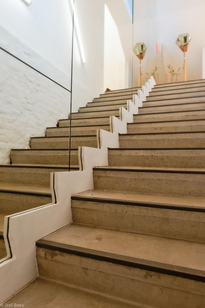 stefboey (18 van 23)_6_0_0 Illustratie of afbeelding op qualiglas.be van realisatie in glaswerk langs trappen in kledingzaak Twiggy in Gent.