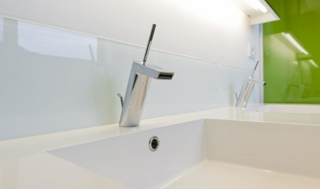 Illustratie of afbeelding op qualiglas.be van realisatie in glaswerk: renovatie van badkamer – glazen spatwand en douchewand plaatsen.