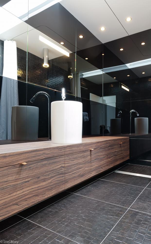 Illustratie of afbeelding op qualiglas.be van realisatie in glaswerk: renovatie van badkamer – spiegels plaatsen.