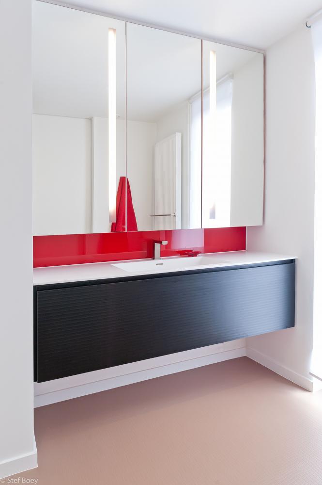 Illustratie of afbeelding op qualiglas.be van realisatie in glaswerk: renovatie van badkamer – spiegels plaatsen.