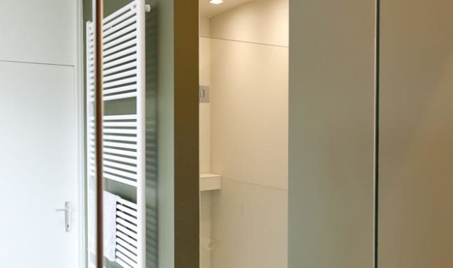Illustratie of afbeelding op qualiglas.be van realisatie in glaswerk: renovatie van badkamer – glazen douchedeur, glazen wanden en spiegels plaatsen.